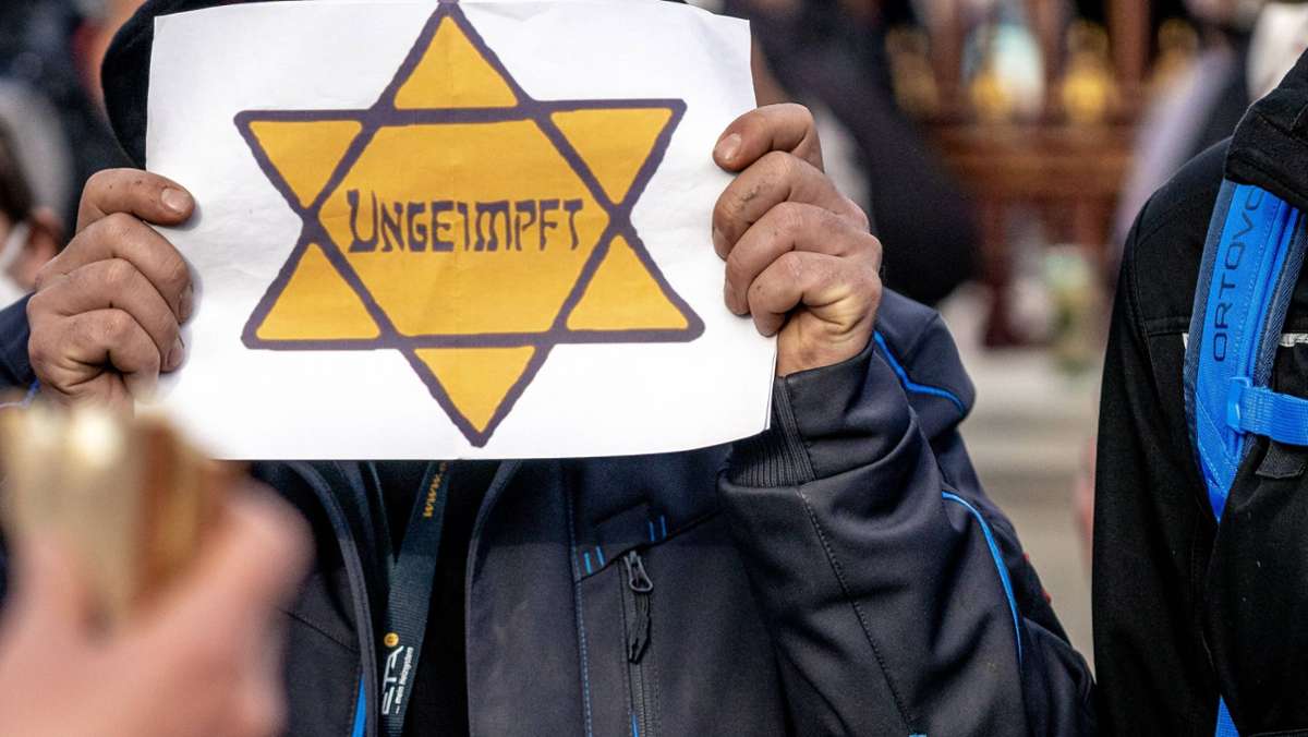  Immer wieder tragen Demonstranten auf den Corona-Demos gelbe Sterne mit der Inschrift „ungeimpft“ – und verharmlosen damit den Holocaust. Die neue israelische Generalkonsulin ist schockiert. 