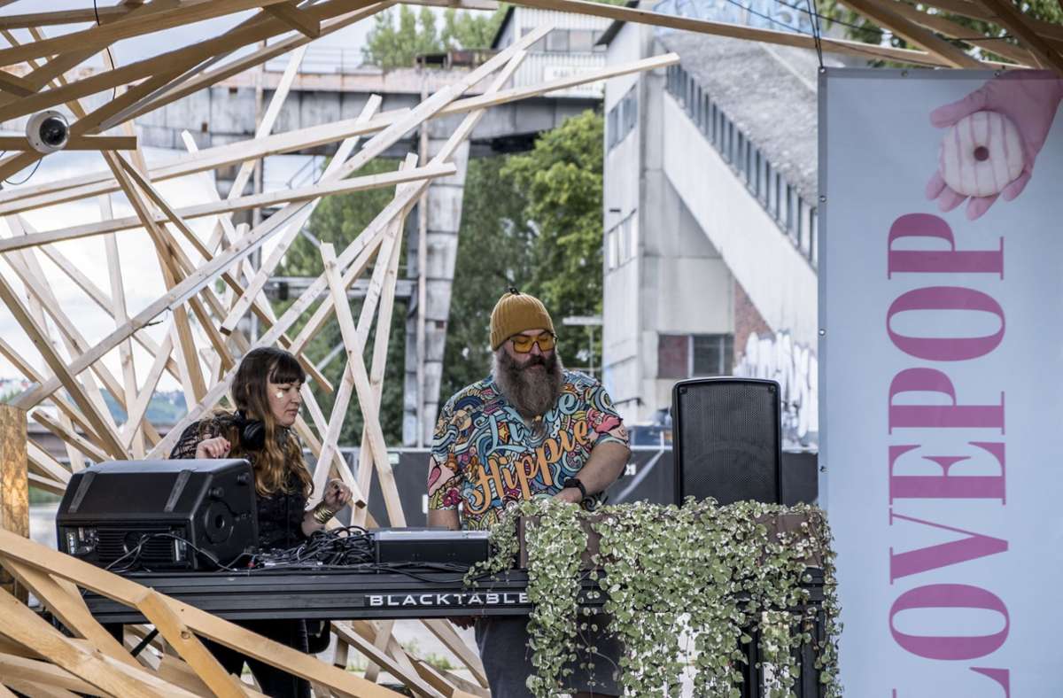 DJane Femcat alias Femke Bürkle (rechts) und DJ Martin Rapp legen bei Lovepop am Neckarufer auf der mit Holz verschnörkelten Bühne von Fridas Pier auf