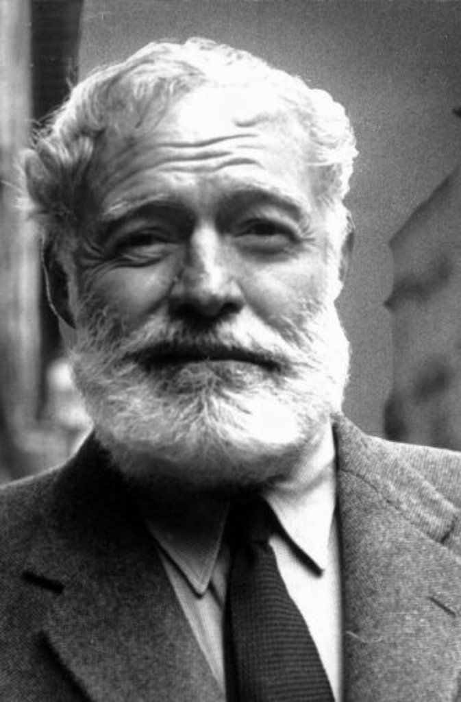 "Wir alle haben ihm zu danken! Seinen Lesern hat er die Welt vermittelt, wie sie ist. Er weilt nicht mehr unter uns. Abgestürzt beim Überfliegen der Murchison-Fälle in Uganda". Auch die Nachrufe zum vermeintlichen Tod von Ernest Hemingway 1954 waren verfrüht. Drei Tage später trat der Schriftsteller mit einer Flasche Gin vor Journalisten und erklärte: "Ich habe zur Zeit eine Glückssträhne." Die Nachrufe soll Hemingway übrigens sorgfältig aufbewahrt und immer wieder gelesen haben. Tatsächliches Todesdatum: 2. Juli 1961