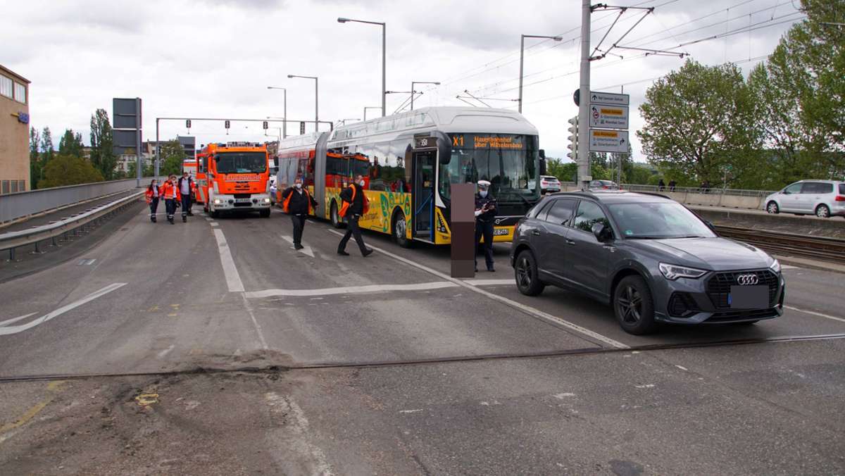 Unfall mit Linienbus in Bad Cannstatt: X1 kracht in Audi – zwei Verletzte und langer Stau