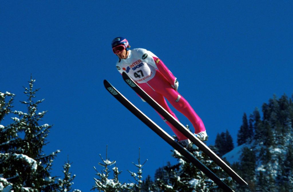 Dieter Thoma (50) war einer der besten Skispringer seiner Generation. Dies bewies der Schwarzwälder auch bei der Vierschanzentournee, die er 1990 gewann. Im selben Jahr wurde er Skiflug-Weltmeister. Thoma ist als TV-Experte der ARD an den Schanzen immer noch präsent.