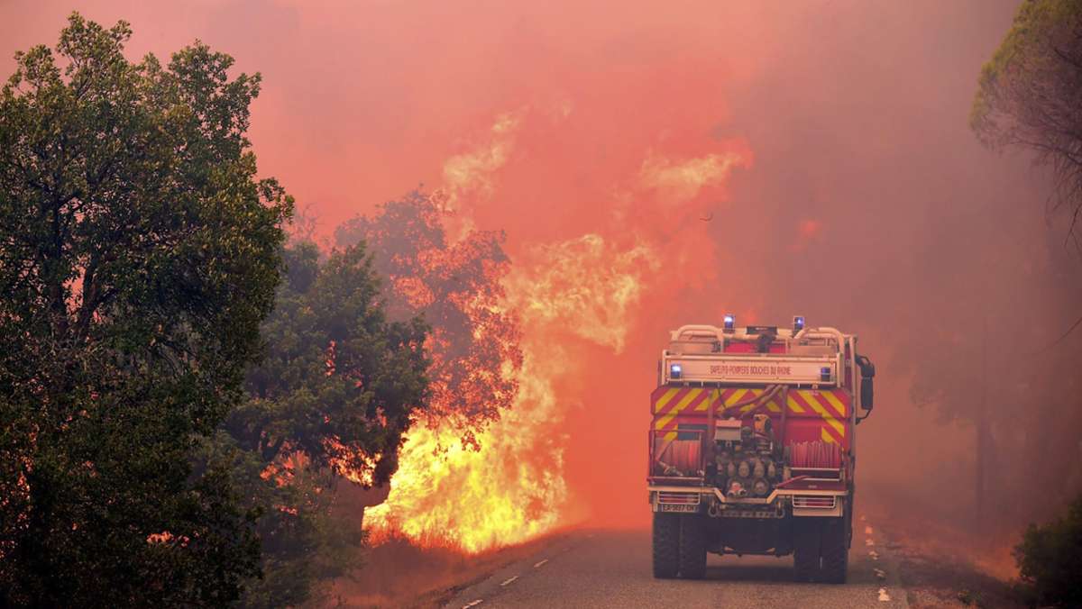 Waldbrand in Frankreich: Feuerwehr  kämpft  gegen das Inferno