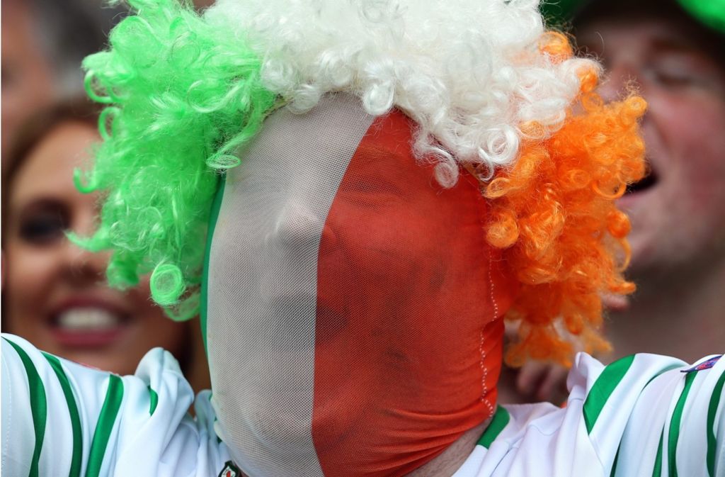 Bleiben auch dann gut gelaunt, wenn ihr Team verliert: Irische Fans bei der EM in Frankreich. Foto: EPA