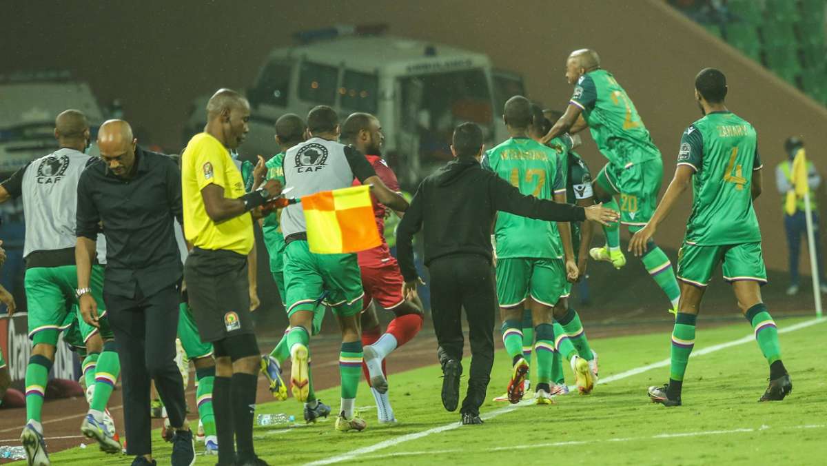  Ein Märchen wird zum Drama: Die Komoren stehen erstmals im Achtelfinale des Afrika-Cups, dann schlägt Corona zu. Ohne Torwart und zahlreiche Leistungsträger sollen sie nun gegen Kamerun antreten.  