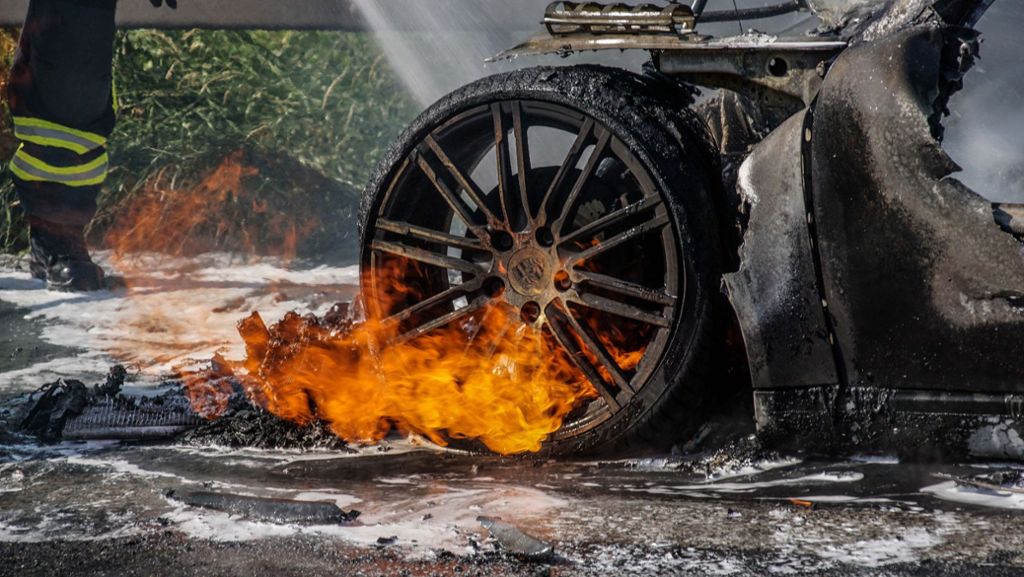 Brand auf der A8 bei Stuttgart: Porsche geht in Flammen auf – immenser Schaden
