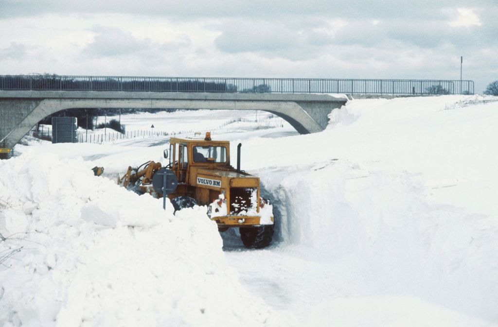 Ein Räumfahrzeug bahnt sich im Dezember 1978 Kreis Rendsburg-Eckernförde einen Weg durch die Schneemassen.