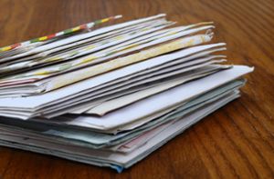 Postbote soll hunderte Briefe in Müll geworfen haben