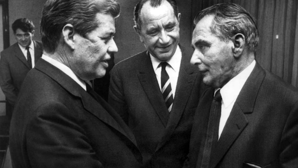  Im Dezember 1971 liefern sich der Gewerkschafter Willi Bleicher und der Wirtschaftsfunktionär Hanns Martin Schleyer einen harten Tarifkampf. 