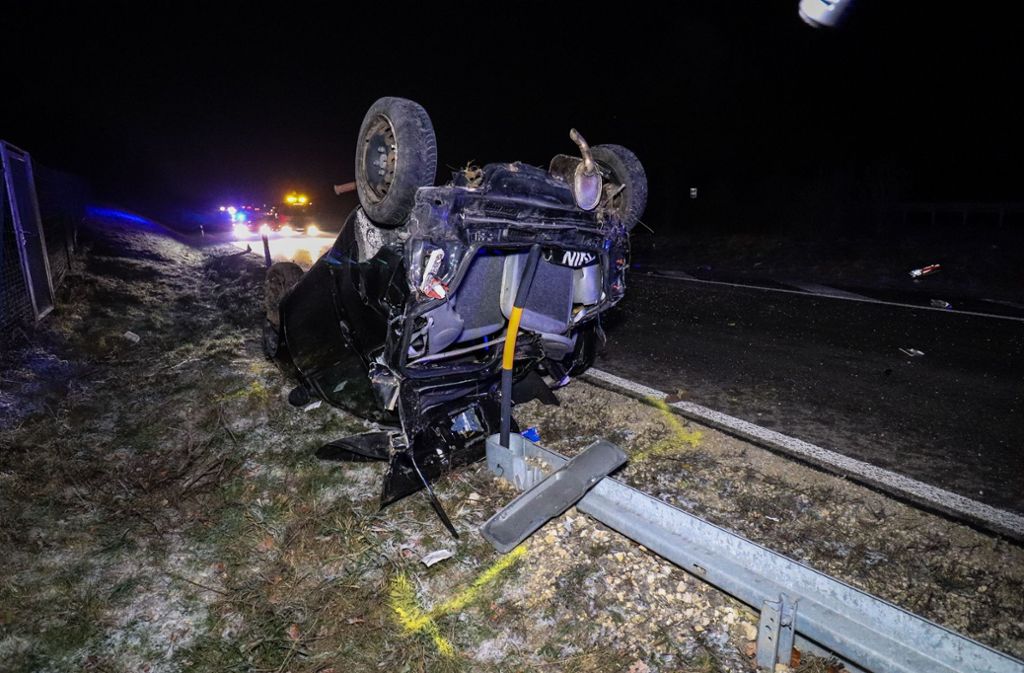Der Fahrer eines Renault Twingos verlor auf der B 28 nahe Metzingen die Kontrolle über seinen Wagen, krachte in eine Böschung und überschlug sich mehrfach.