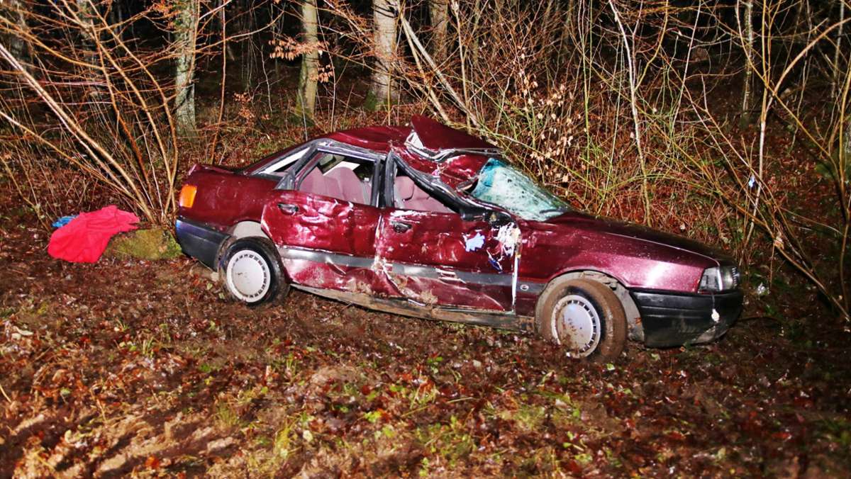 Unfall nahe Affalterbach: Betrunken gegen Baum gerast – Beifahrerin schwer verletzt