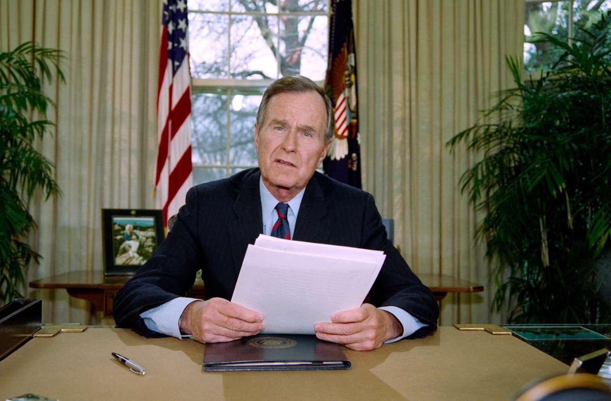 George Bush (1989-1993): Im Jahr seines Amtsantritts fiel die Berliner Mauer. Auch die Sowjetunion und der Warschauer Pakt zerbrachen, was den Kalten Krieg endgültig beendete. Der Republikaner verlor die mögliche Wiederwahl 1992.