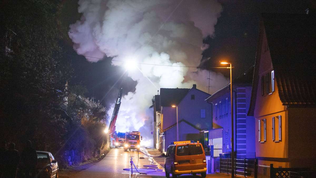Brand in Vaihingen an der Enz: Dreifamilienhaus brennt komplett aus – Feuerwehr im Großeinsatz