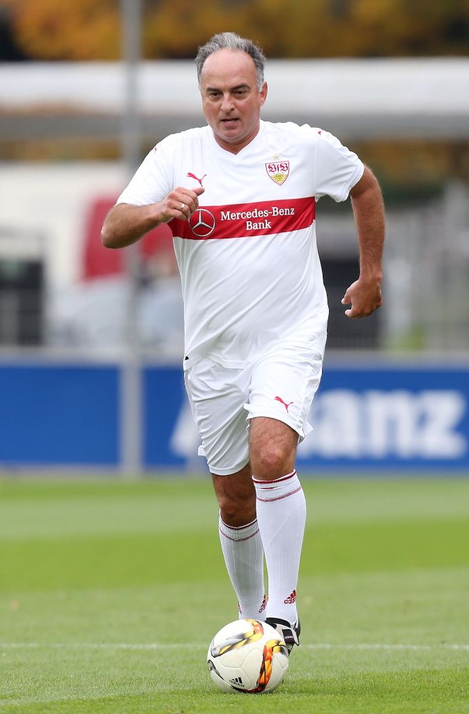 Hansi Müller ist immer noch in der VfB-Traditionsmannschaft am Ball.