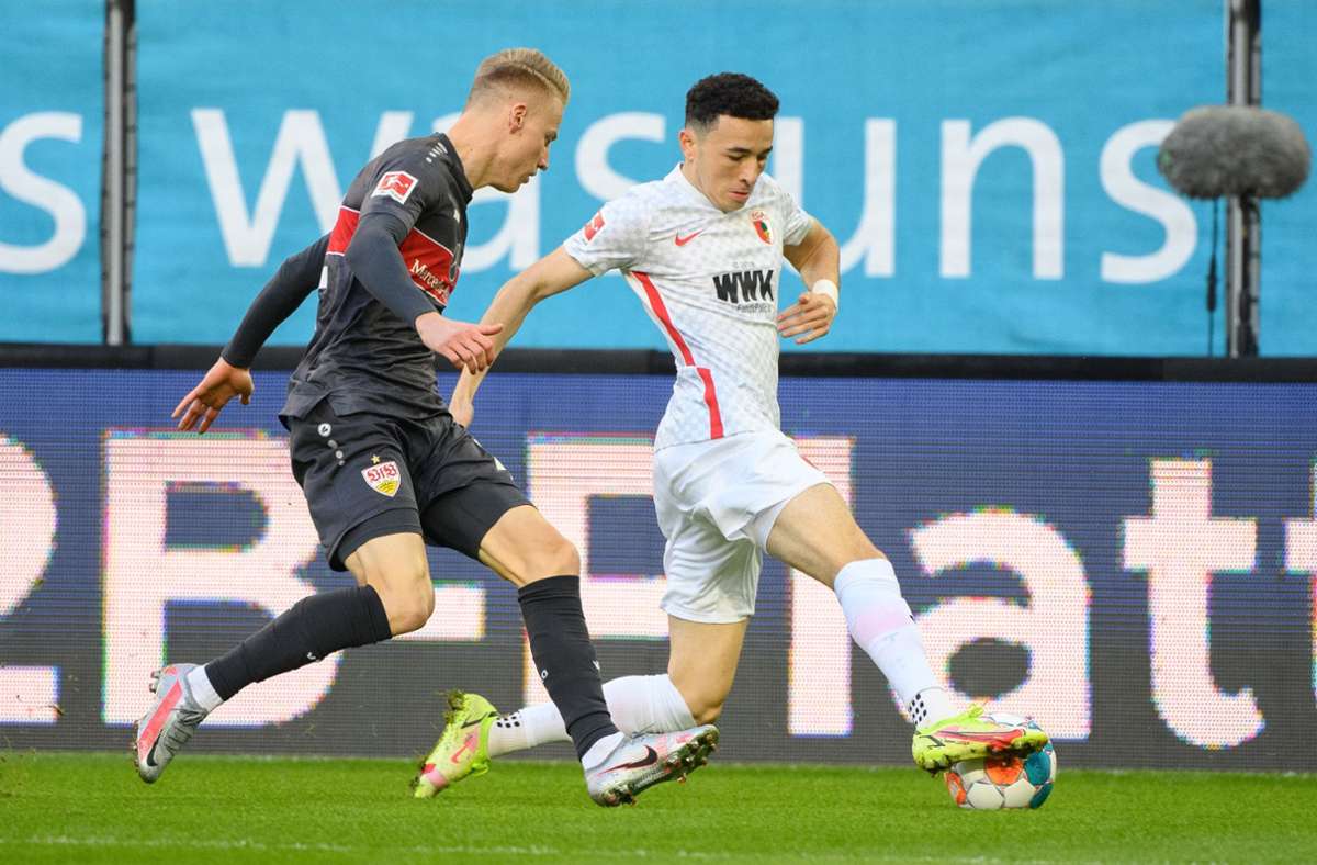 Chris Führich (links) bringt den VfB Stuttgart in der 7. Minute mit 1:0 in Führung – und wird knapp 15 Minuten später verletzt ausgewechselt.