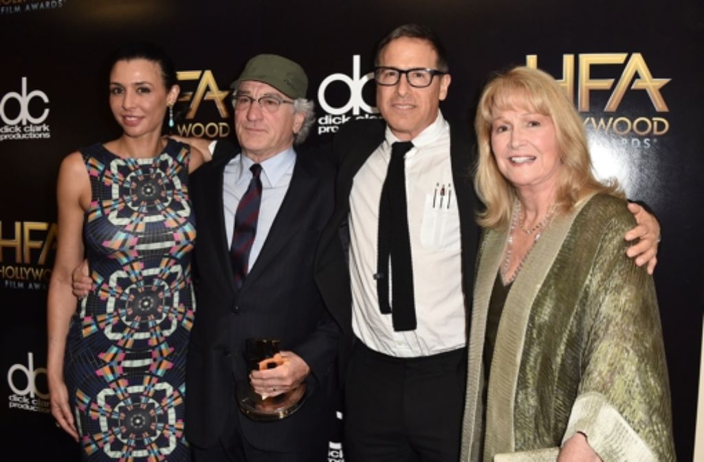 Drena De Niro (links) mit ihrem Adoptivvater und dem Preisträger Robert De Niro, David O. Russell und Diane Ladd.