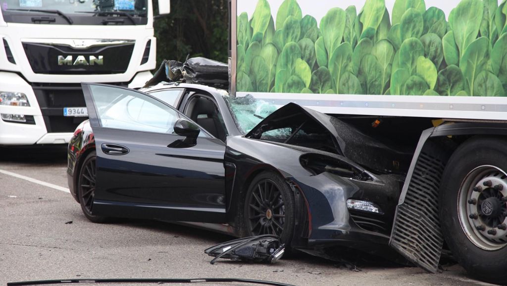 Unfall auf Großmarkt in Stuttgart: Porsche-Fahrer schwer verletzt – 100.000 Euro Schaden