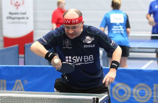 Hartmut Freund nimmt regelmäßig an internationalen Tischtennisturnieren für geistig behinderte Sportler teil. Foto: Albert Krier