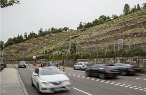 An der Neuen Weinsteige wird bis Juli 2022 ein Stück des Gehweges samt Stützmauer erneuert. Fahrspuren fallen in dieser Zeit weg. Foto: Lichtgut/Julian Rettig