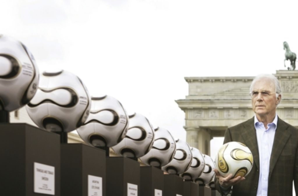 Die Welt des Fußballs, die ist seine. Am 11. September wird Fußball-Kaiser Franz Beckenbauer 70 und kann auf eine lange Karriere als Spieler, Trainer und Fußballfunktionär zurückblicken.