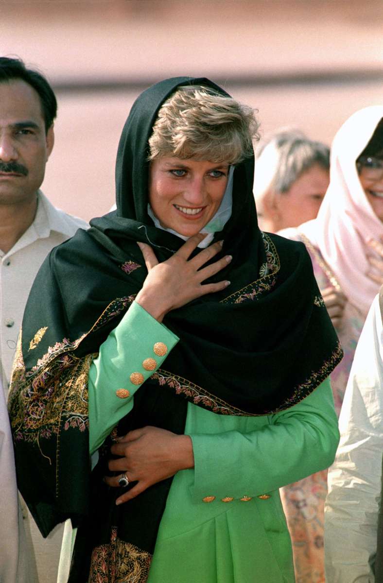 1991: Prinzessin Diana besucht Pakistan und trägt – den Gebräuchen des Landes entsprechend – den Kopf bedeckt.