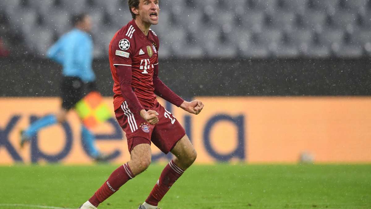  Der FC Bayern schafft in der Champions League zum zweiten Mal eine perfekte Gruppenphase. Mit einem Jubiläumstor leitet Thomas Müller den Sieg gegen den FC Barcelona ein, der damit raus ist. 