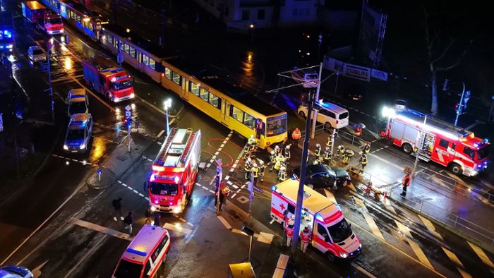 Autofahrer verletzt sich bei Unfall mit Stadtbahn
