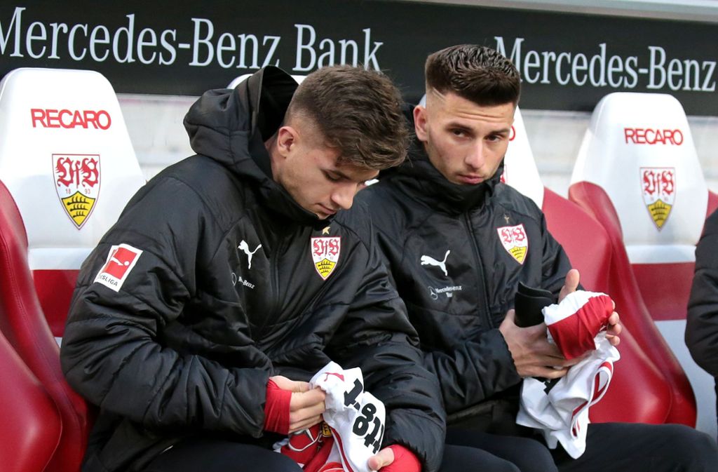 Auf der VfB-Bank mussten erst einmal Antonis Aidonis und Leon Dajaku Platz nehmen.