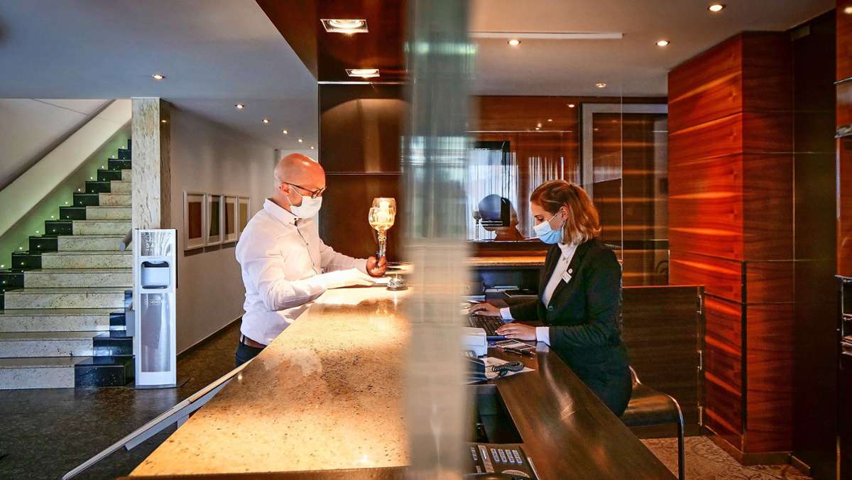  Dass weniger Geschäftsleute unterwegs sind, schmerzt die Betriebe in der Region besonders. Müssen sich Hotels künftig umstellen, weil Tagungen, Treffen und Meetings vermehrt online stattfinden? 