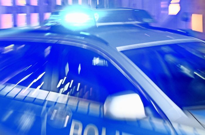 Unfall in Stuttgart-Mühlhausen: Autofahrer verursacht 80.000 Euro Schaden und flüchtet