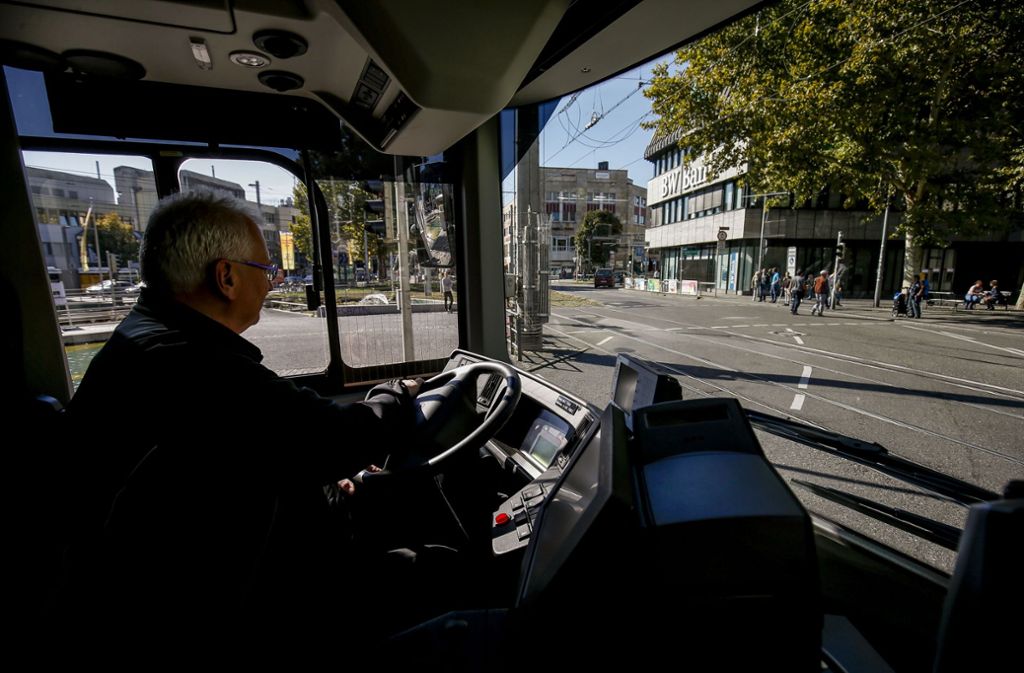 Und ab geht’s: Der erste Schnellbus der Linie X1 fährt am Freitagmittag in Richtung Stuttgarter Zentrum. Foto: Lichtgut/Leif Piechowski