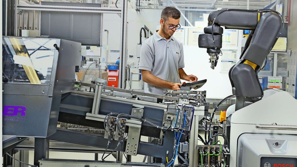  Bei der Weiterbildung sind Bosch und die IHK Region Stuttgart führend. Die Mitarbeiter werden auf die Arbeitswelt von morgen vorbereitet. Routinearbeiten übernehmen bereits Computer. Doch was bedeutet die vernetzte Fertigung konkret für Arbeitnehmer? 