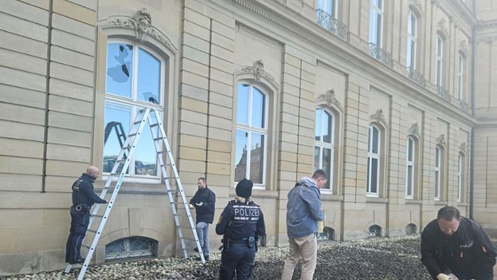 Mehr als 15 Fenster im Neuen Schloss eingeworfen – Staatsschutz ermittelt
