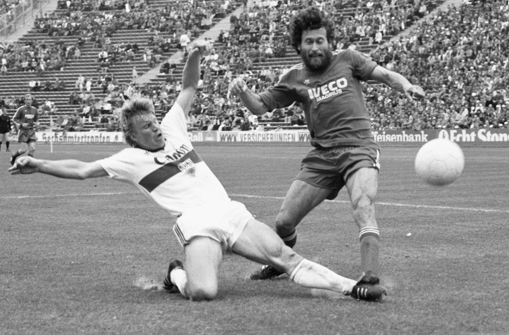 Am Ball zeigte der Jubilar zu seiner aktiven Zeit keine Gnade. Beim Duell gegen Paul Breitner im Trikot des FC Bayern München im Jahr 1982 zeigt Förster vollen Körpereinsatz.