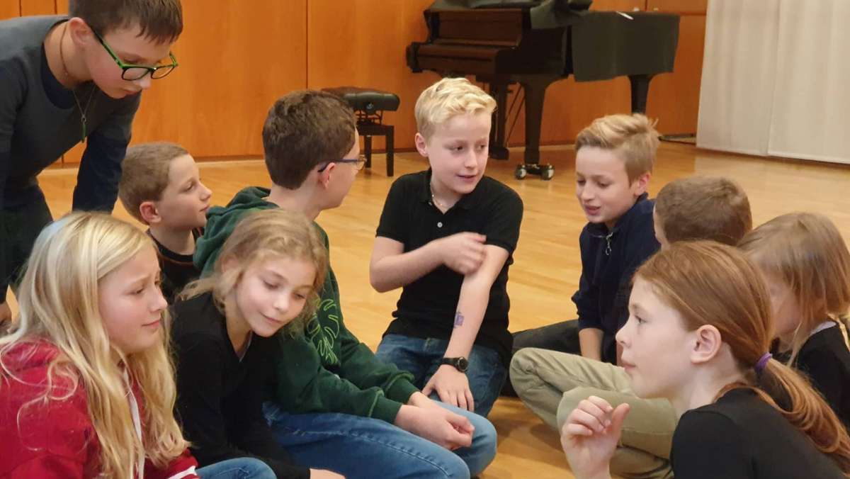 Workshop im Rahmen der Biennale Sindelfingen: Der kleine Zwerg will Kindern das Singen beibringen