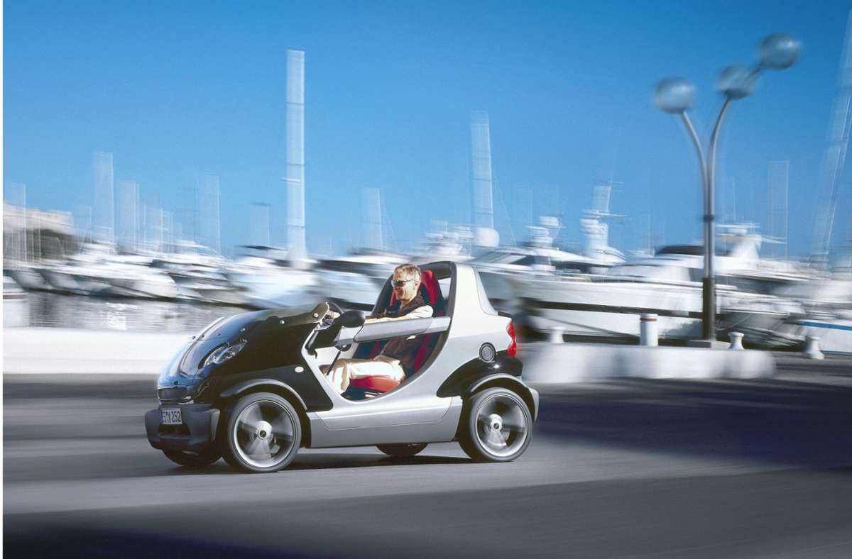 Keine Scheiben, keine Türen, kein Dach. 2002 wurde der Smart Crossblade vorgestellt, ein umgebautes Smart Cabrio, das in Kleinserie vom Autoentwickler Bertrandt als Generalunternehmer hergestellt wurde. Die Produktion war auf 2000 Fahrzeuge limitiert.