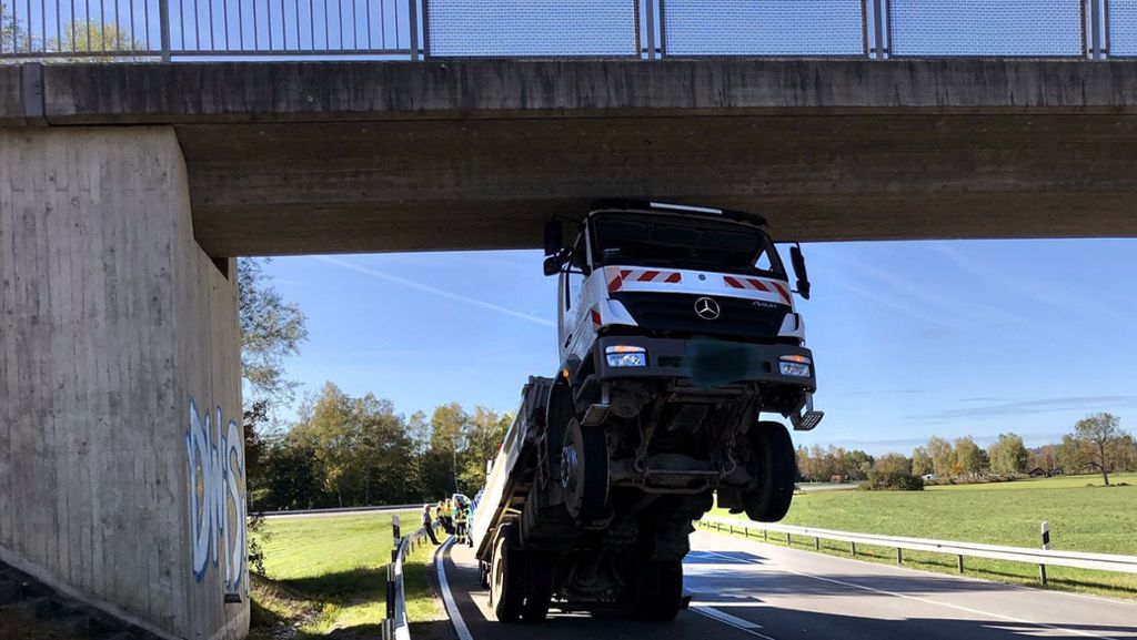  In Oberbayern ist ein 80-Jähriger mit einem Lastwagen unterwegs. Dabei hat er Probleme mit dem Kran und muss sich von einem Passanten helfen lassen. Doch auch der macht nicht alles richtig – was sich später rächen sollte. 