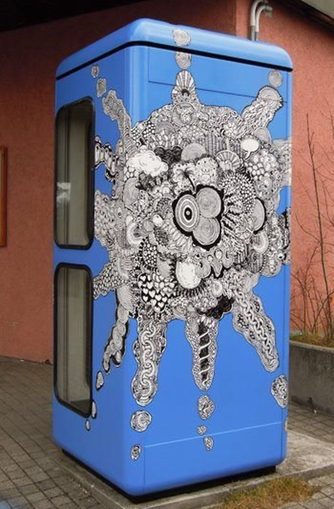 Diese Telefonzelle steht an der freie Walddorfschule am Kräherwald und wurde von dem Künstler „Luc P“ verschönert.