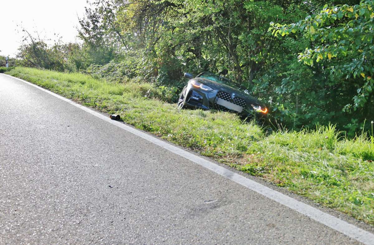 Ein BMW-Fahrer konnte den Zusammenstoß nicht mehr verhindern und landete mit seinem Wagen im Grünstreifen.