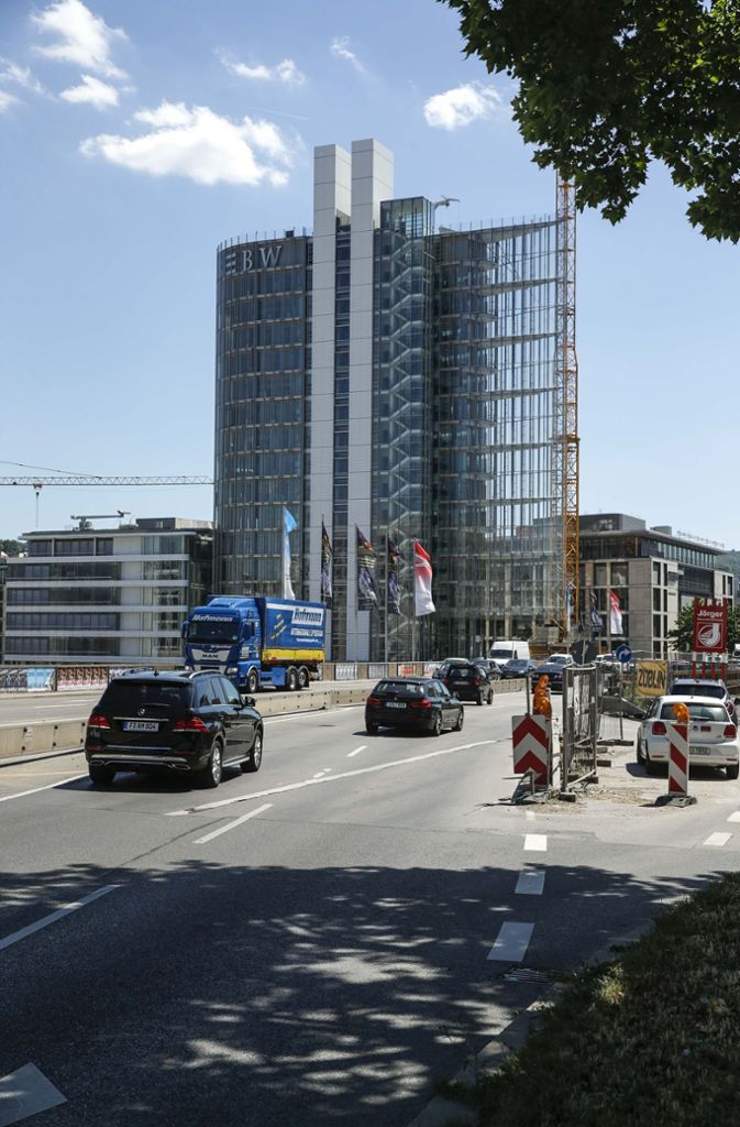 Das aktuell höchste Hochhaus in Stuttgart ist der LBBW-Glasbau an der Heilbronner Straße beim Pariser Platz. Es ist 79,4 Meter hoch und wurde 2005 erbaut. In dieser Liste tauchen nur Hochhäuser auf – das höchste Bauwerk in Stuttgart ist der Fernsehturm mit einer Höhe von 217 Metern.