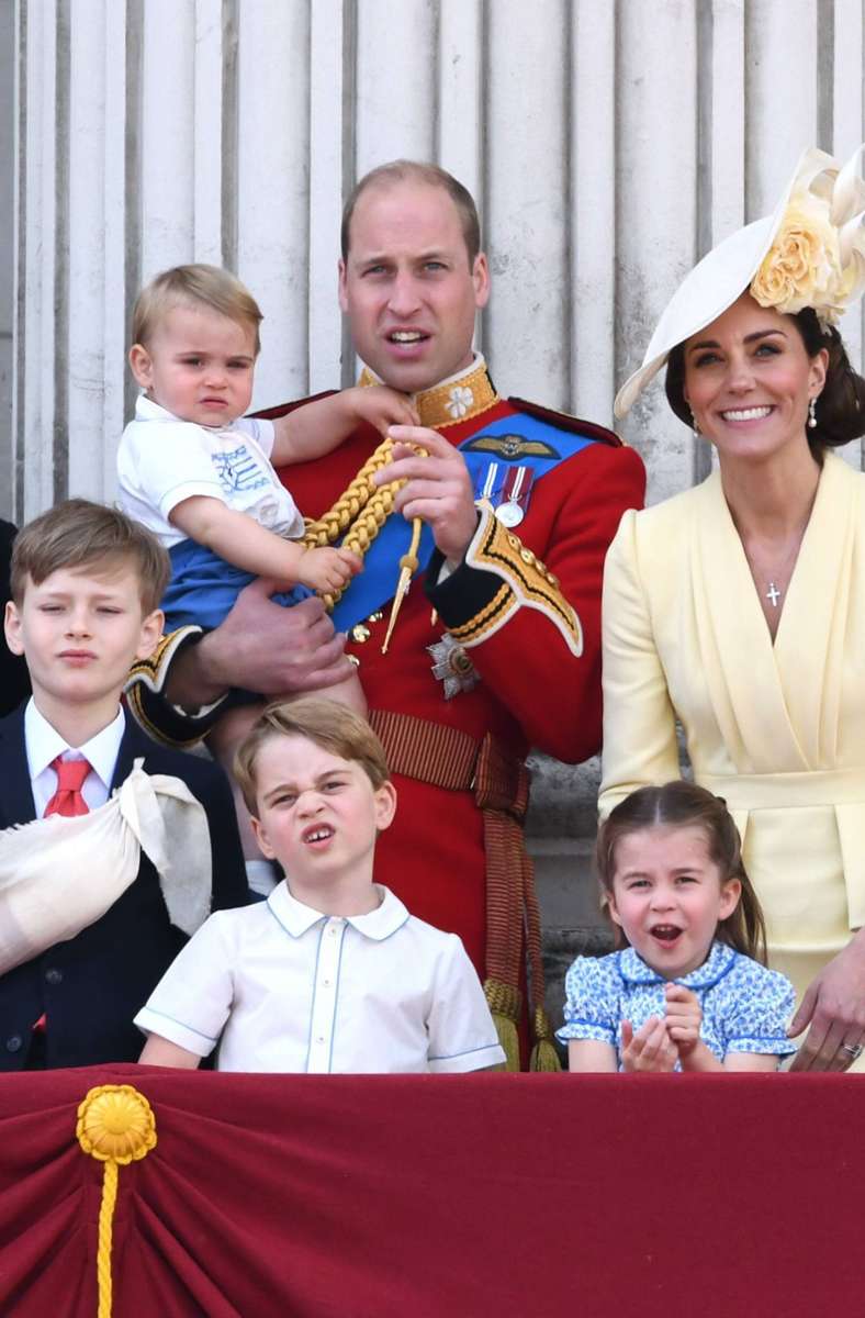 Bei „Trooping the Colour“, der offiziellen Geburtstagsparade der Queen, sieht man auch die jungen Royals auf dem Balkon des Buckingham Palace.