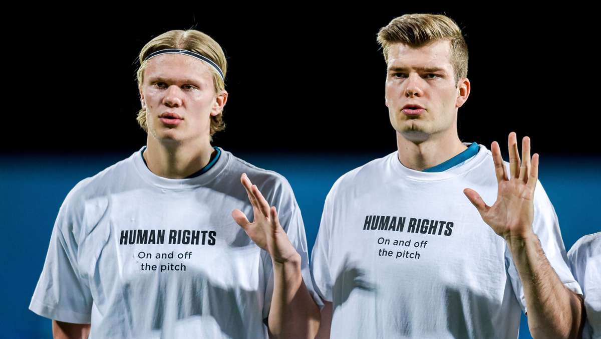  Das norwegische Fußball-Nationalteam hat mit Aktionen auf die Menschenrechtslage in Katar aufmerksam gemacht. Der Trainer will mit Haaland über dessen Rolle dabei sprechen. 
