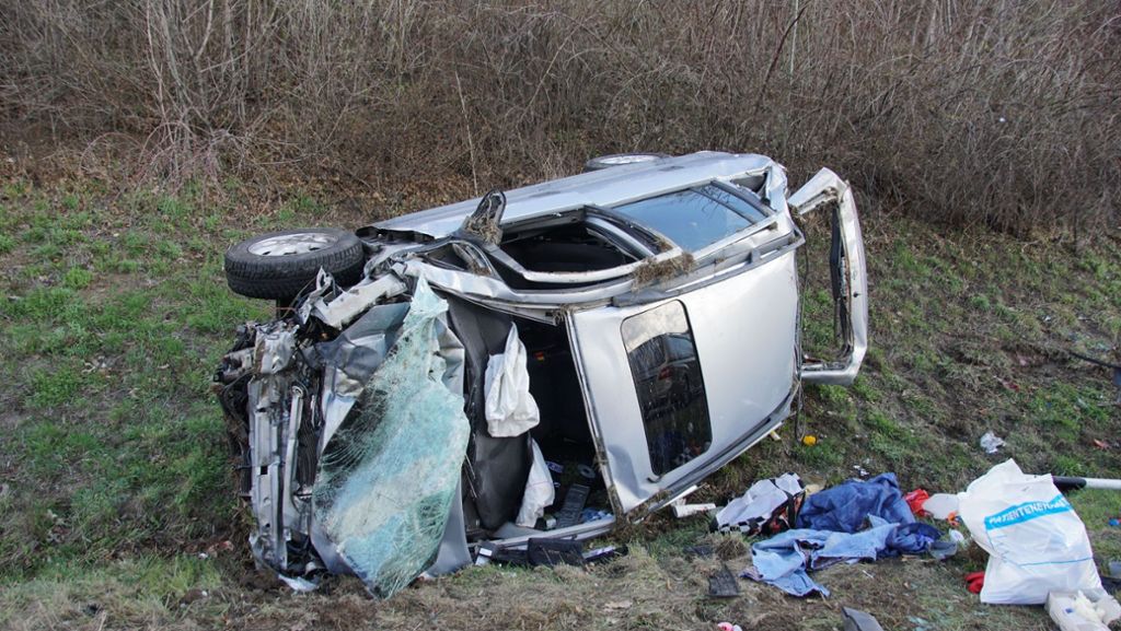 Tödlicher Unfall auf der A8: Opel überschlägt sich mehrmals – Fahrer am Unfallort verstorben