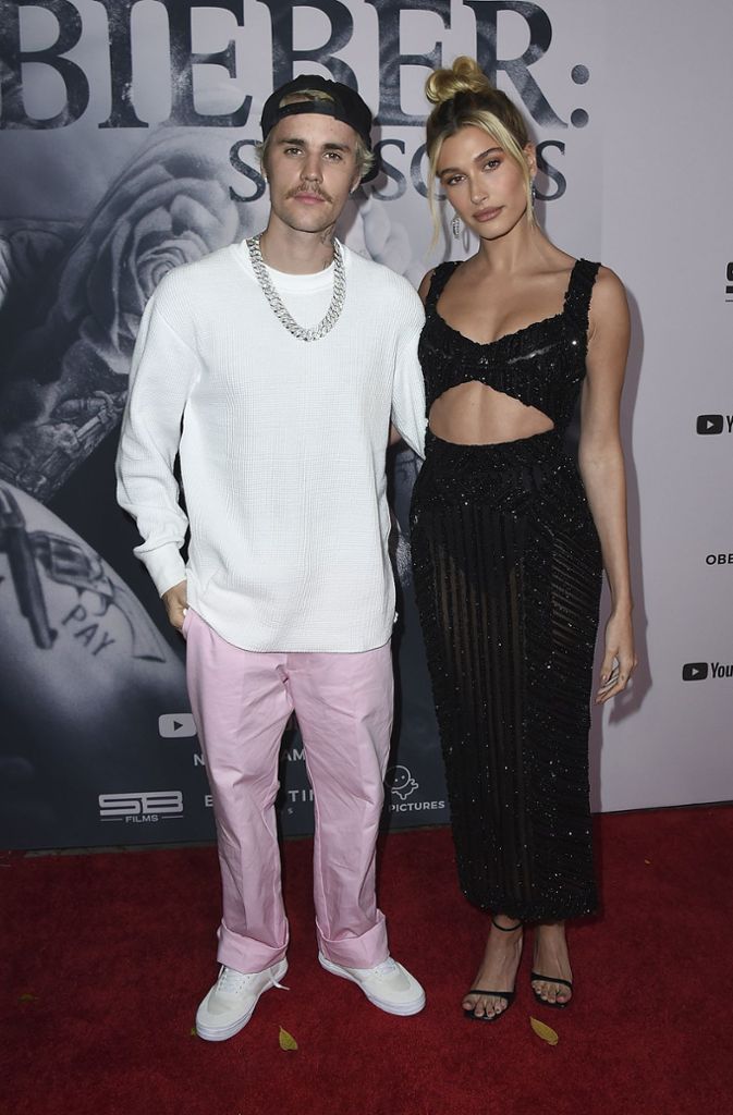 Natürlich erschien Justin Bieber mit seiner Frau Hailey bei der Premiere, die in der neuen Doku-Serie ebenfalls eine wichtige Rolle spielt. Sie zeigte sich elegant in schwarz und bauchfrei, Justin eher locker mit Pullover und rosa Hose.
