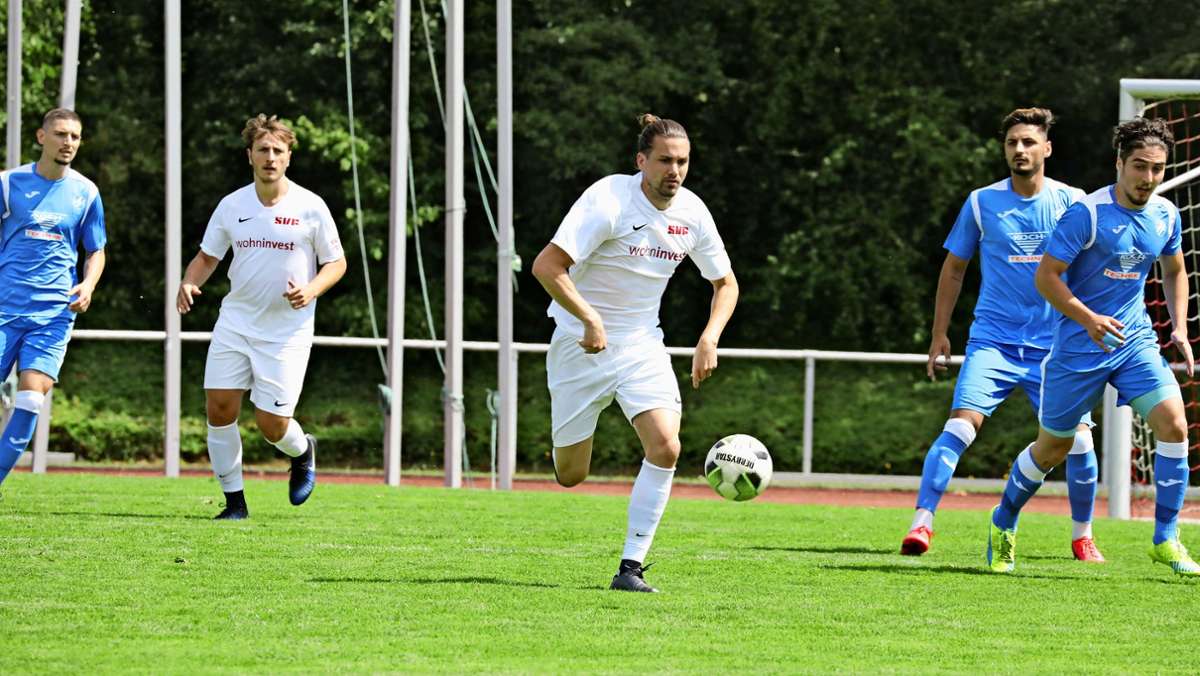Fußball Verbandsliga: Steven Kröner,  spielstarker Grillmeister  beim  SV Fellbach