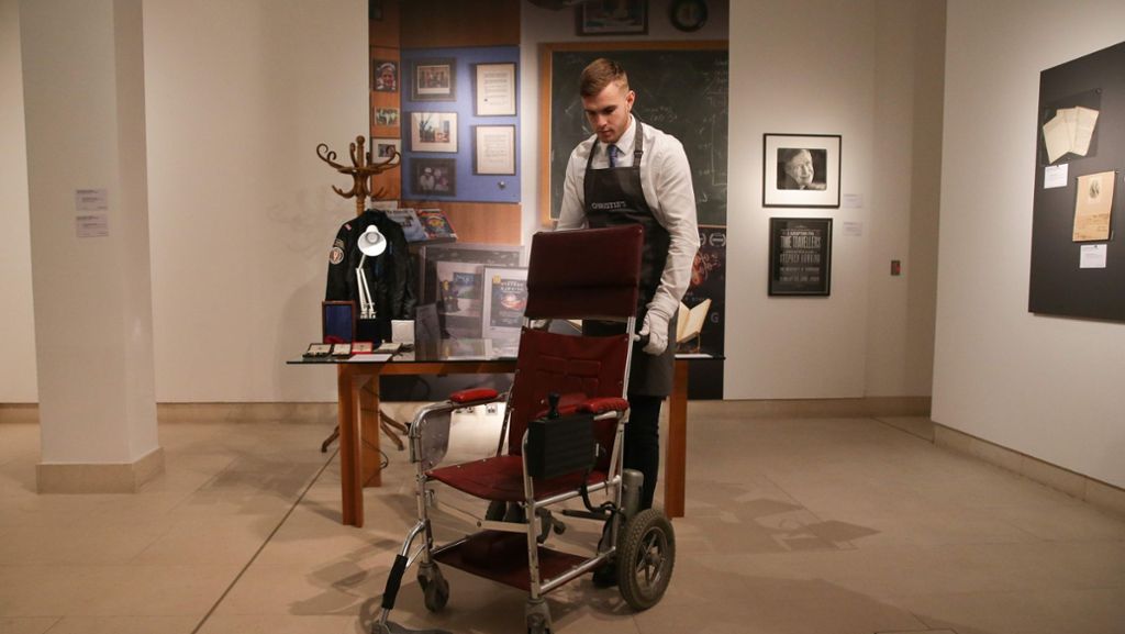 Nachlass von Stephen Hawking: Hawkings Rollstuhl für 341 000 Euro  versteigert