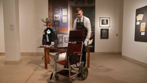 Hawkings Rollstuhl für 341 000 Euro  versteigert