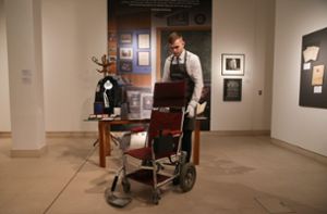 Hawkings Rollstuhl für 341 000 Euro  versteigert