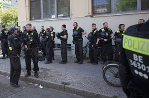 Polizisten stehen vor einer Schule am Tatort in Berlin-Neukölln. Foto: dpa/Michael Kappeler
