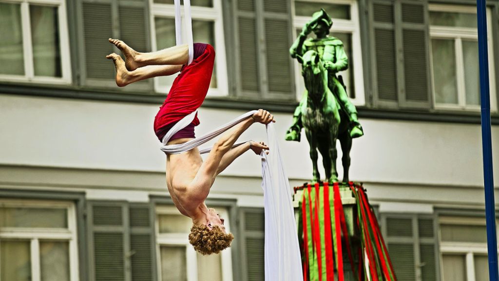 Straßenkunstfestival in Esslingen: Akrobatik in luftiger Höhe und jede Menge Publikum