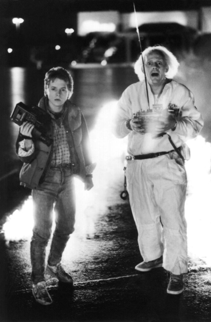 Einer der ultimativen Filmklassiker ist „Zurück in die Zukunft“ aus dem Jahr 1985. Egal ob Marty McFly in Jeanshose, Jeansjacke und roter Weste oder Dr. Brown in weißem Kittel und mit weißer Perücke – verkleidet als einer der beiden Kultcharaktere wird Sie garantiert jeder erkennen.